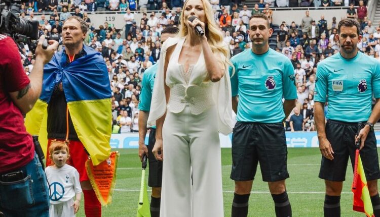 Украинская певица Оля Полякова исполняет гимн на футбольном матче