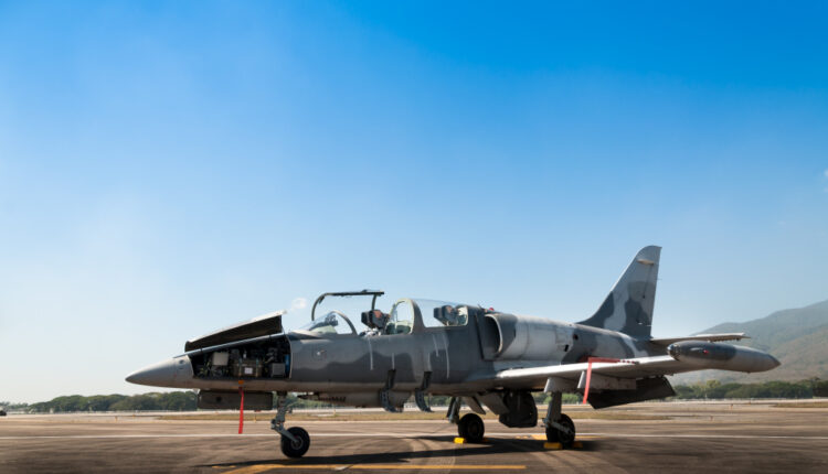 Истребитель F-16 Украины на фоне американского флага, символизирующий сотрудничество между двумя странами в области обороны.